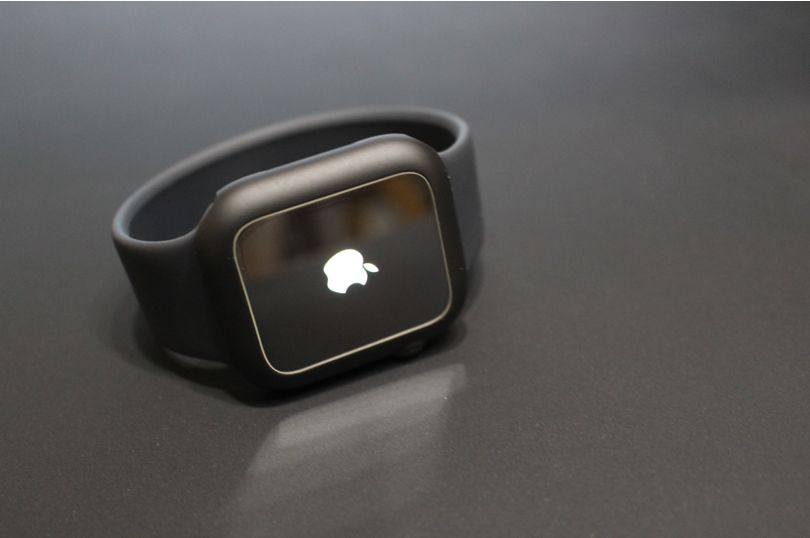 Apple WatchSeries6にマット系のブラックケースをつけるのも良い