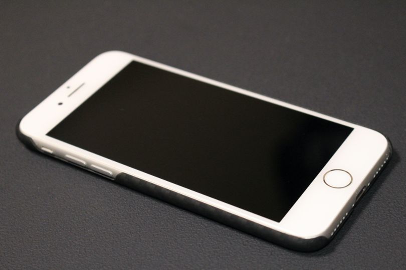iPhone SE2(2020)用のPITAKA MagEZ Caseは本体がホワイトも似合う
