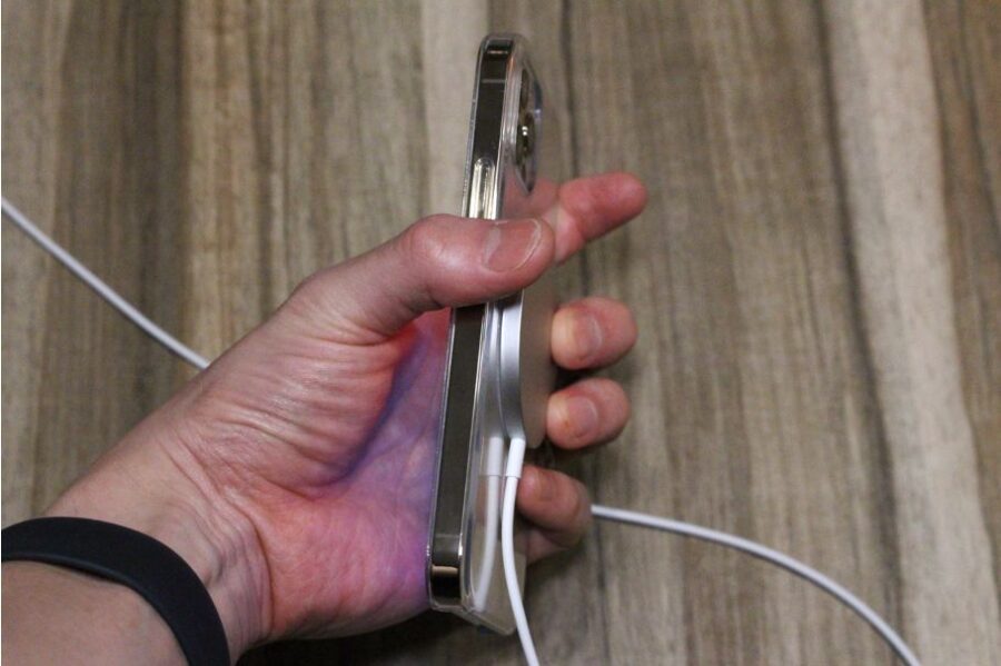 iPhone12シリーズ(無印・mini・Pro:Max）のApple MagSafe充電器で充電しながら操作は邪魔じゃない