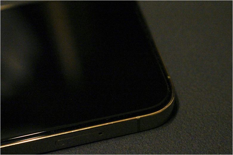iPhone12(Pro)用のNIMASOの強化保護フィルムを貼りおえた後の角部分
