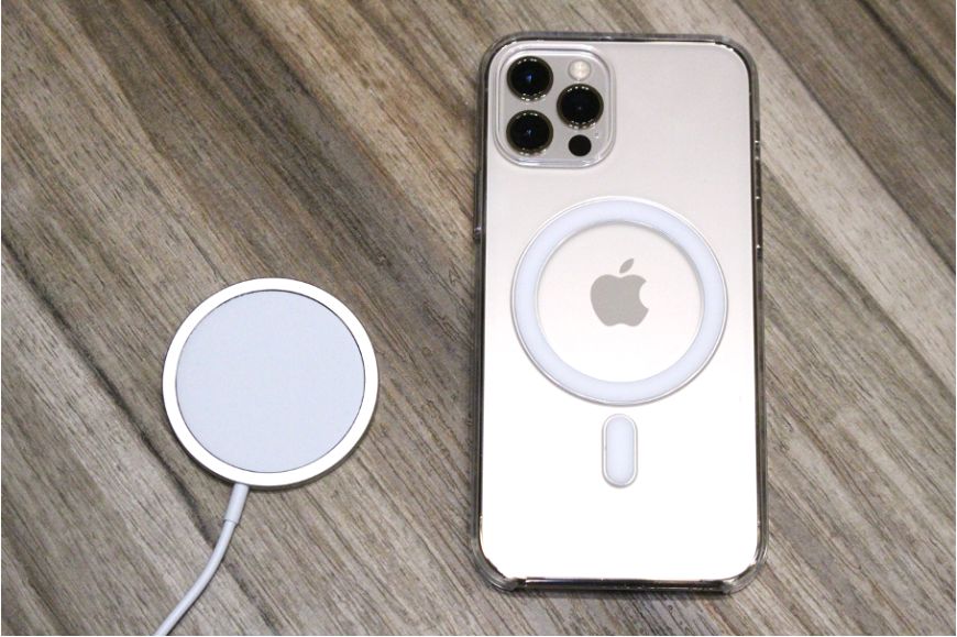 iPhone12シリーズ(無印・mini・Pro:Max）のApple MagSafe充電器本体とつける