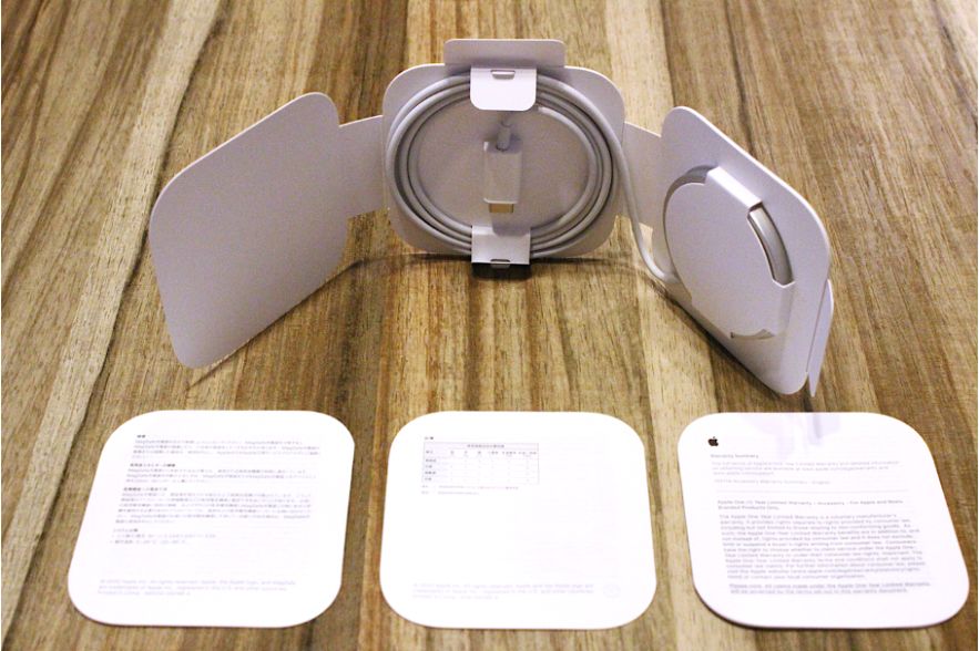 iPhone12シリーズ(無印・mini・Pro:Max）のApple MagSafe充電器内容物