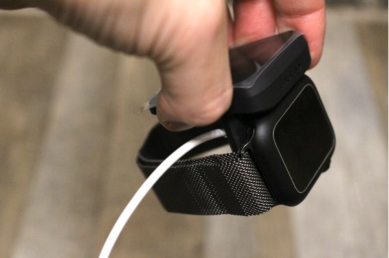 Apple Watch充電器スタンド/Spigenはガッチリ本体をホールドすることができる