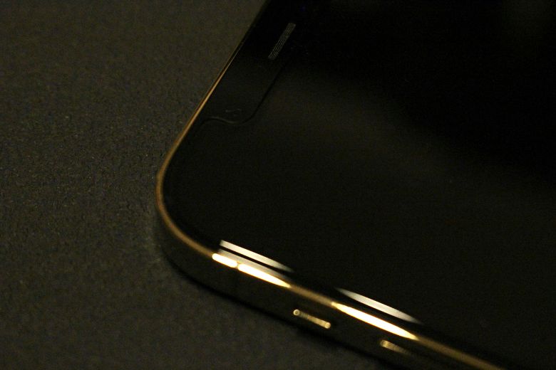 iPhone12(Pro)用のNIMASOの強化保護フィルムを貼り終えた後のボタン周り