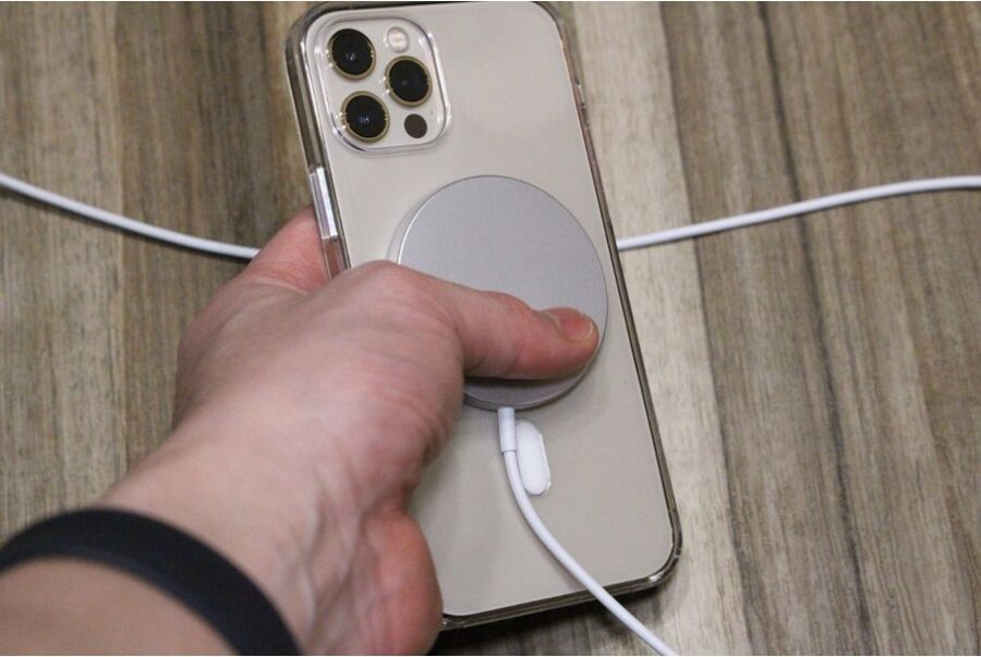 iPhone12シリーズ(無印・mini・Pro:Max）のApple MagSafe充電しながら操作可能