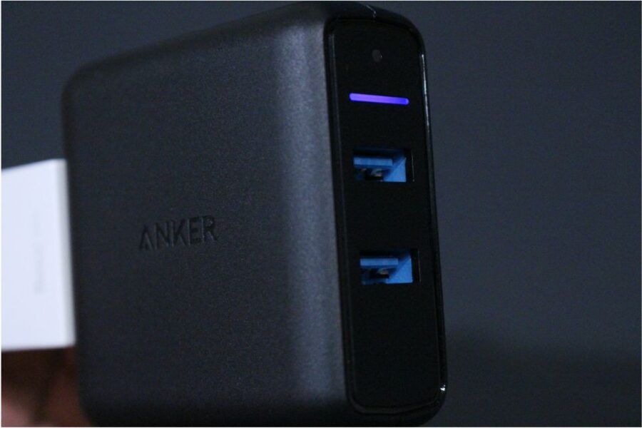 Anker PowerPort Speed2のインジケーターは青紫