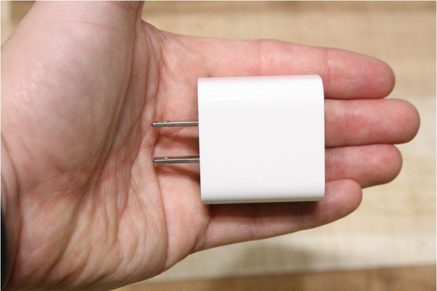 Apple純正 20W USB-C 充電器は手のひらサイズ