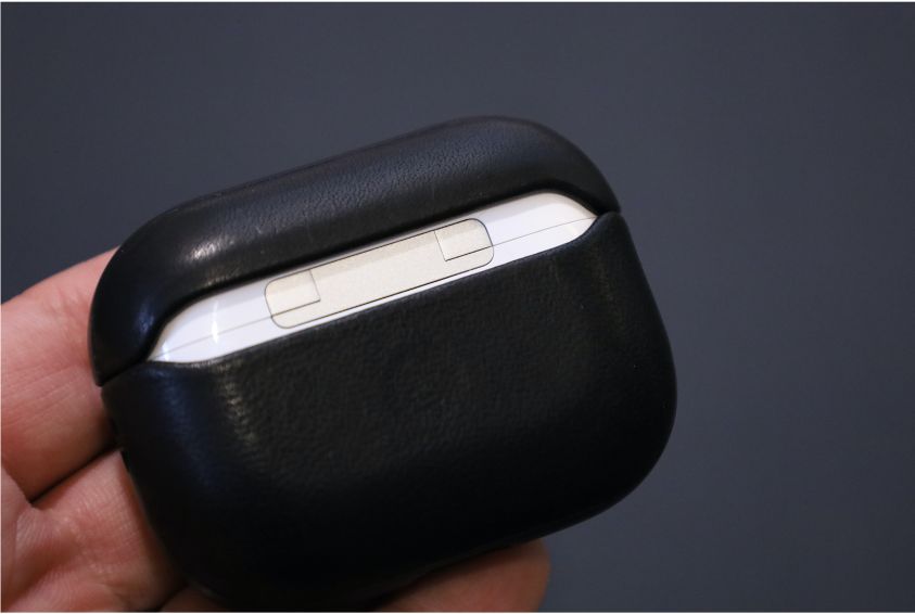 AirPods ProレザーケースのNOMAD Rugged Caseの装着後の背面