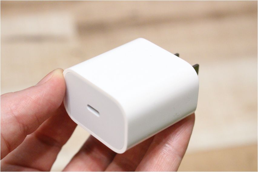 Apple純正 20W USB-C 充電器の指で簡単につかめることが可能