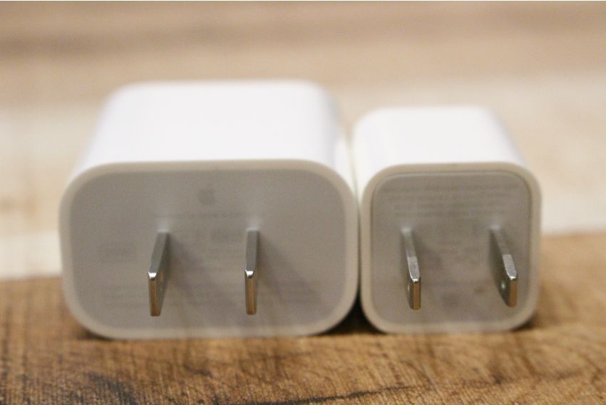 Apple純正20W USB-C充電器と旧5Wのプラグ部分比較