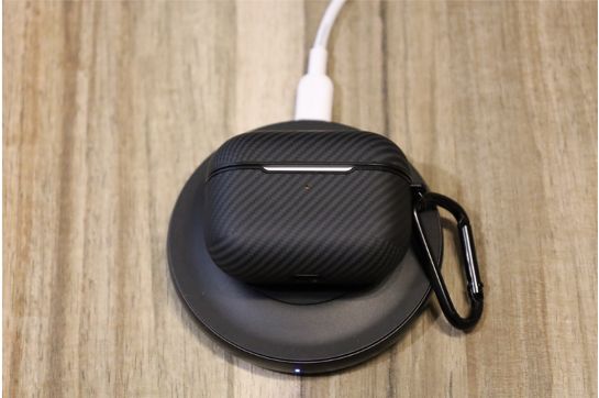 PITAKA Air Pal Mini for AirPods Proケースをワイヤレス充電中の様子