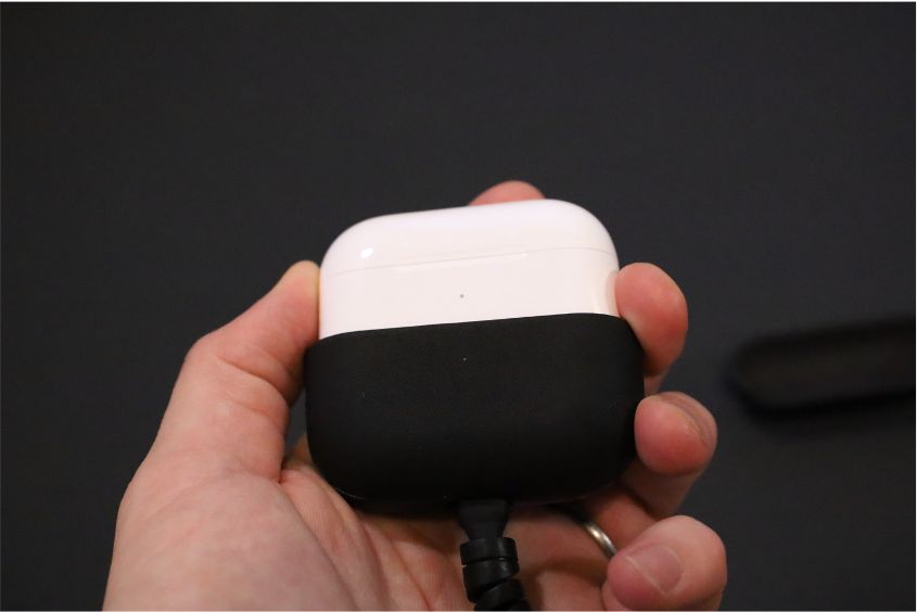 NOMAD Adventure Ready AirPods Proの簡単に下にケースが抜ける