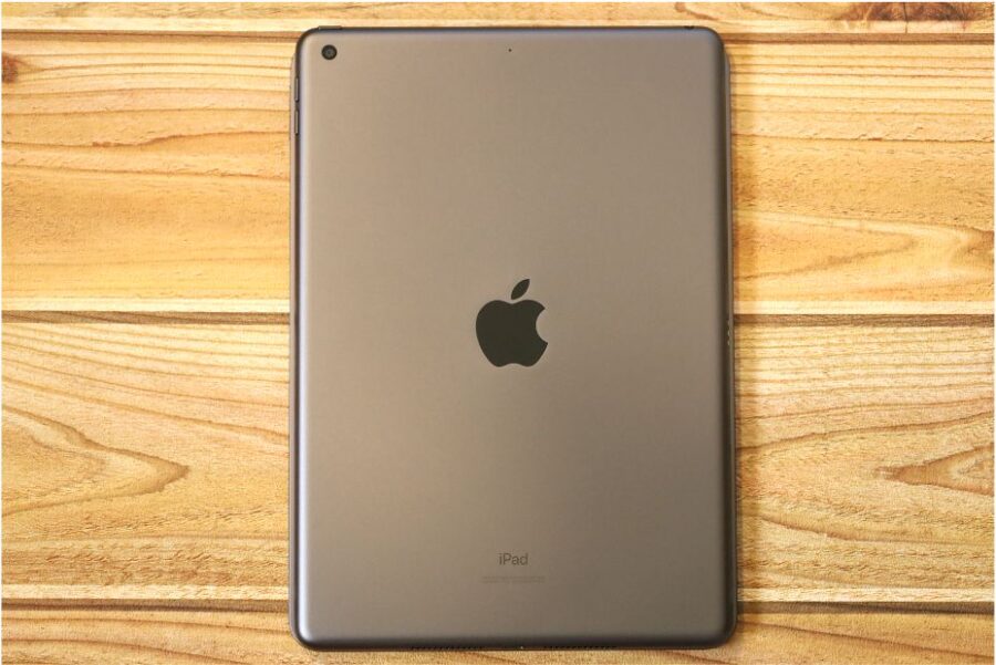 iPad Air4と無印iPad第7世代とならべて比較重ねてみた