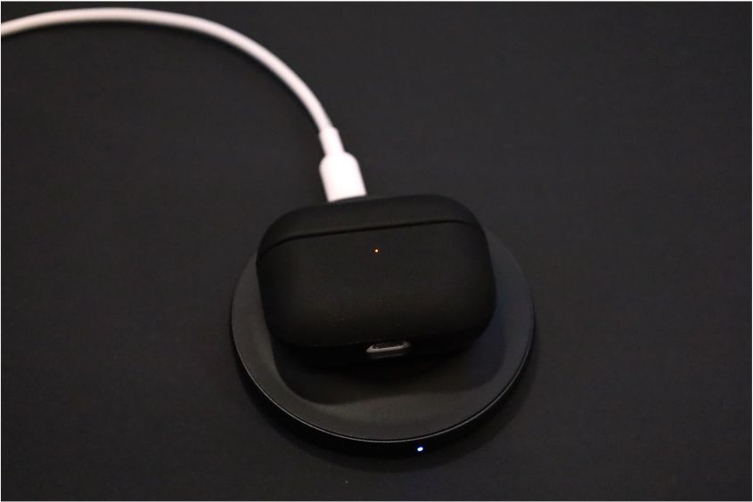 NOMAD Adventure Ready AirPods Proののワイヤレス充電中