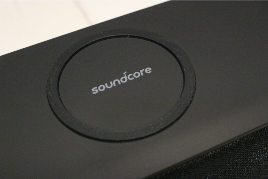Anker Soundcore Wakeyの上部はシリコン製でiPhoneやスマホが滑りにくい仕様