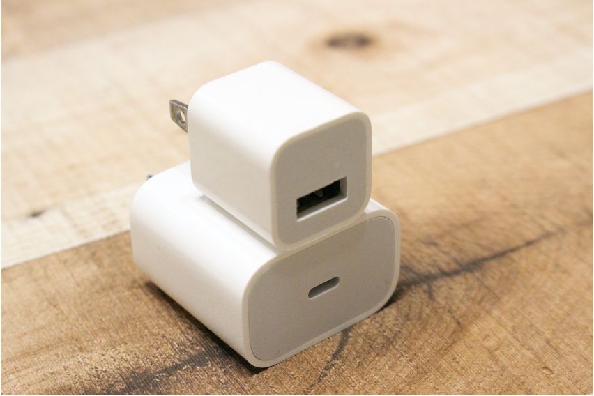 Apple純正20W USB-C充電器と旧5wと重ねる