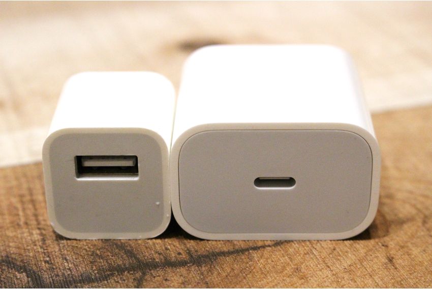 Apple純正20W USB-C充電器と旧5wと穴を比較