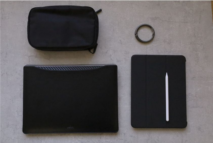 エレコムMacBook Air:Pro用のレザースリーブは他の製品と合う
