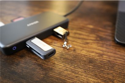 Anker PowerExpand+ 7-in-1 USB-C PD イーサネットハブの2ポート使用時の様子