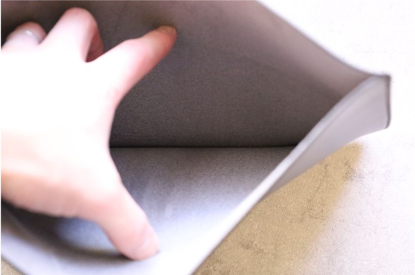 エレコムMacBook Air:Pro用のレザースリーブの中はクッション性有り